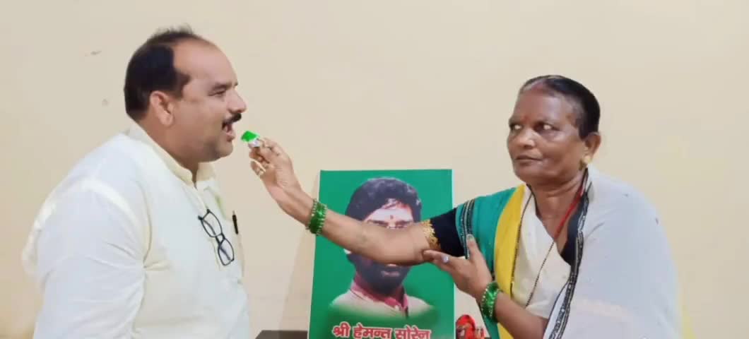 गढ़वा: पिपरा कला स्थित जिला कार्यालय में जेएमएम के नेताओं ने मनाया मुख्यमंत्री का जन्मदिन #जेएमएम