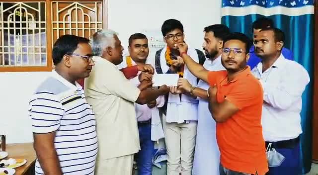सीबीएसई 10वीं बोर्ड परीक्षा मुजफ्फरपुर जिला टॉपर रिशु पटेल को सम्मानित करते प्रदेश संगठन विधानसभा प्रभारी #संतोष भास्कर