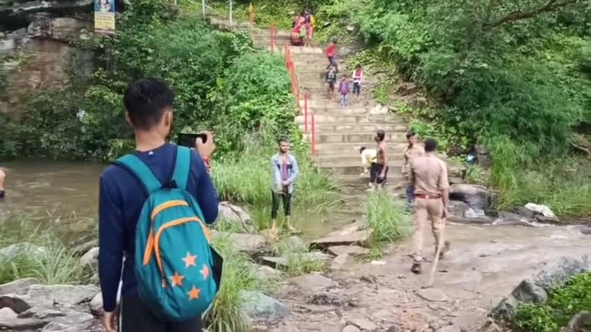 रमरमा महादेव में कोविड-19 गाइडलाइंस का  पालन नहीं करने पर कलेक्टर के आदेश पर पहुंची पुलिस की टीम #रमरमा