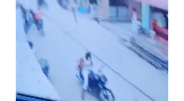 गुन्नौर: बबराला लोहिया कॉलोनी मोहल्ले में युवक के ऊपर बरसाए लाठी-डंडे, घटना सीसीटीवी में कैद #अपराध #सीसीटीवी