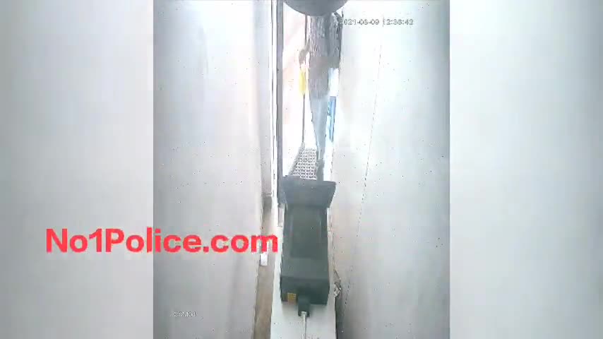 खरगोन सिरफिरे युवक ने ATM मे पेट्रोल डालकर लगाई आग,घटना सीसीटीवी में हुई कैद
#khargone #khargonenews #atm #atm_news #mp