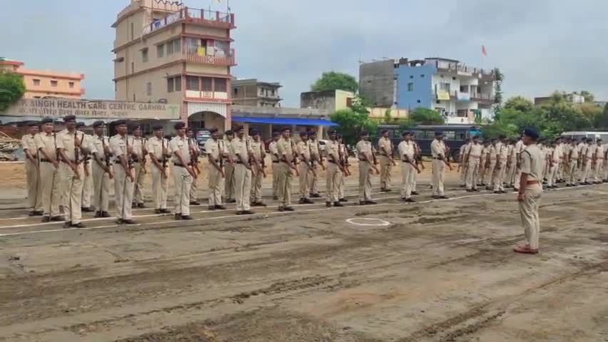 गढ़वा: गढ़वा टाउन हॉल के मैदान में 15 अगस्त की तैयारी को लेकर परेड का किया गया पूर्वाभ्यास #परेड