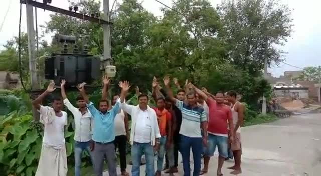 बंजरिया: चैलाहा मौजे वार्ड 5, 6 व 7 में बिजली की आंख मिचौली से नाराज़ ग्रामीणों ने किया प्रदर्शन #आक्रोश