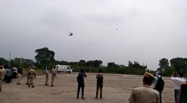 खानपुर: खानपुर में पूर्व सीएम मैडम वसुंधरा राजे जी का आगमन हो गया है। साथ में सांसद दुष्यंत सिंह साथ में। #खानपुर