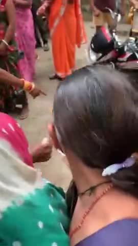 #सामुदायिक स्वास्थ्य केन्द्र मुहम्मदाबाद में वैक्सिन लगवाने के लिये महिलाओं ने की मार पीट😄