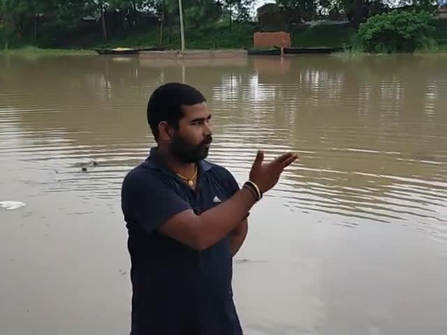 बिक्रम: बड़ाहारा प्रखंड के मझौली गाँव मे बाढ़ का पानी कहर मचाया हुआ है आने जाने में लोगो को हो रही परेशानी 🙏🙏🙏🙏🙏#barahara