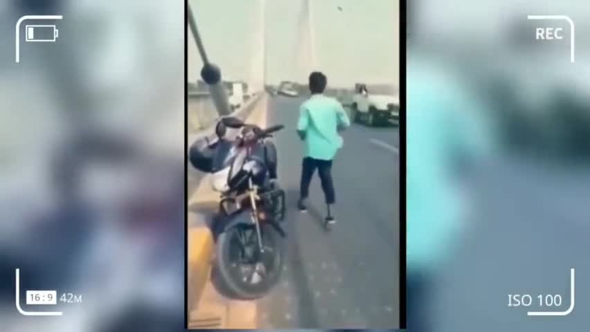 वीडियो के चक्कर में लड़के ने हवा में फेंकी शर्ट , पीछे से आए Bike सवार फिर जो हुआ || Viral Video

#floodbihar #news