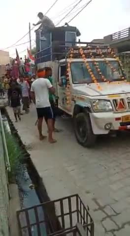 दोस्तो झांकी निकालते समय ध्यान रखा करो 😭😭

#rohitprajapati #newsjunction