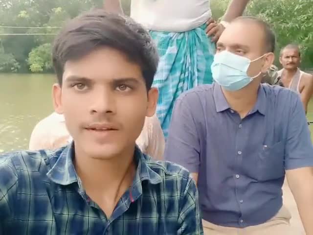 #खगड़िया डीएम  डॅा० #आलोक_रंजन घोष से #बाढ़_पानी के मुद्दे पर कुछ  खास #बातचीत मौके पर मौजूद #नासिर_इकबाल और #ग्रामीण
