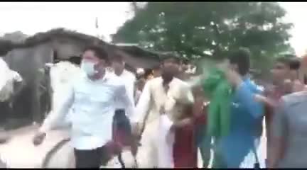 #कानपुर में एक #मुस्लिम से जबरदस्ती नारे लगवा रहे है #संघी 
#मोदी जी क्या ये सबका साथ है ??
क्यो मुद्दे से भटका रहे हो
