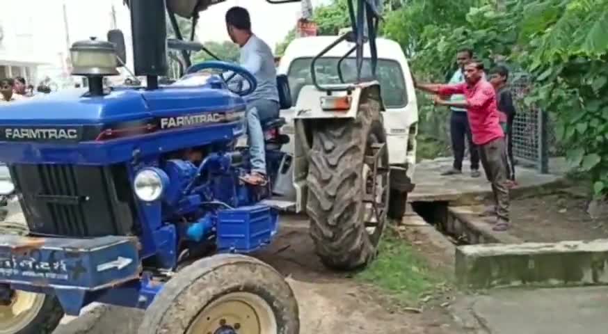 अनूपपुर: शहर के रेलवे फाटक अनूपपुर के पास दुर्घटनाग्रस्त हुई एम्बुलेंस को नगरपालिका अनूपपुर की मदद से निकाला गया #खबर_का_असर