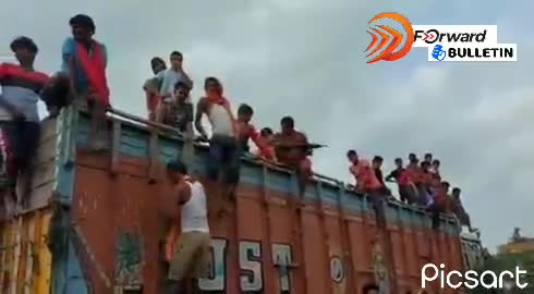 सीएम को देखने के लिए ट्रक पर चढ़े लोग... छपरा में बाढ़ प्रभावितों से मिले सीएम नीतीश कुमार

#BiharFlood
#ForwardBulletin