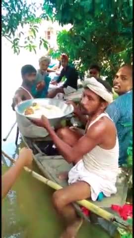 मोहनपुर: मोहनपुर क्षेत्र के #दक्षिणी#डुमरी में वार्ड संख्या 13 में किया जा रहा  है चुरा मीठ्ठा मोमबत्ती माचिस वितरण#जौनापुर गांव@
