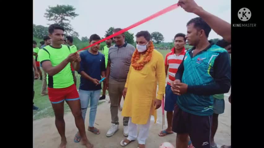 पंचदेवरी प्रखण्ड के रामपुर कपुरी खेल मैदान में आयोजित फुटबॉल प्रतियोगिता का उद्घाटन करते हुए।
#रवि_प्रकाश_मणि_त्रिपाठी