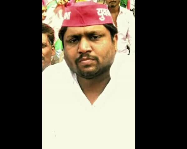 #बाइस_में_बाईसाईकल #up_with_akhilesh #Shame_On_BJP #लाल_टोपी 

क्यों चिढ़ते हो बाबा हमसे हम लाल टोपी वाले है