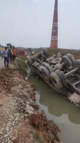 बरौली: शेर और खजुरिया गाँव को जोड़ने वाले पथ पर ट्रक पलटा चालक और खालासि ठीक है#trendingन्यूज