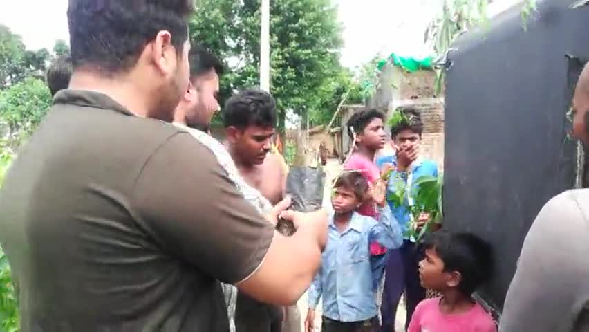 #happyindependencedayindia के मौके पर पौधा वितरण किया गया है