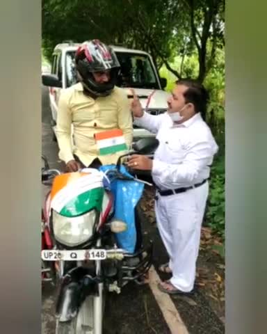 स्वतंत्रता दिवस पर पुनः जागरूकता का प्रयास हैलमेट पहनो का सम्मान एवं बगैर हेलमेट वालो को शपथ के साथ भेंट.. #पूरनपुर