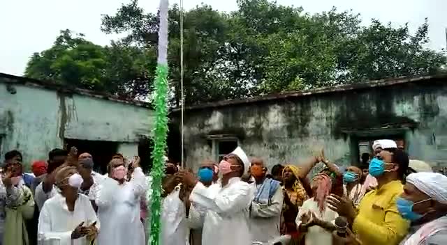वैशाली: #राजद_प्रखंड_अध्यक्ष_वैशाली- #रामशीष_राय ने अपने आवास पर #75वे स्वतंत्रता दिवस के मौक पर #किया_झंडा_तोलन