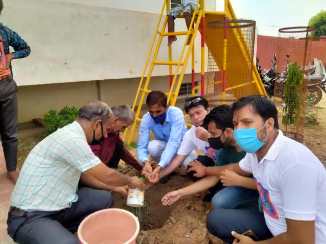 मानवाधिकार सहायता संस्थान की टीम ने त्रिनेत्र बालग में पौधरोपण करके स्वतंत्रता दिवस मनाया
#humanRights #independence