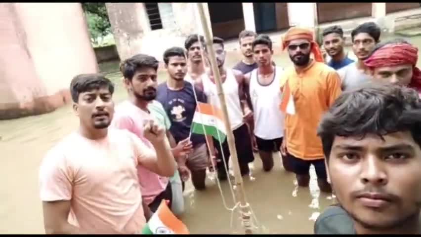 आरा: आरा:-न अध्यापक , न ही कोई सचिव '  सिंघितला विद्यालय में स्वतंत्रता दिवस मनाया गया..
#anil kumar
#panchayat 
#badhh