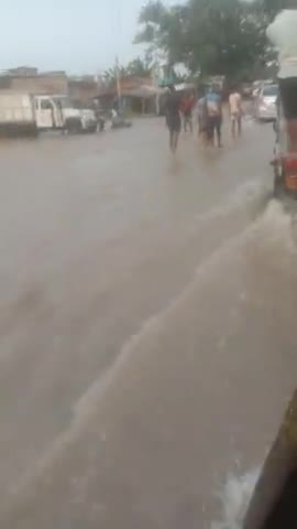 अथमलगोला: #अथमलगोला सबनीमा पित्रोल्पम्प के पास गंगा के पानी NH31पर आ गया 
#अथमलगोला ।