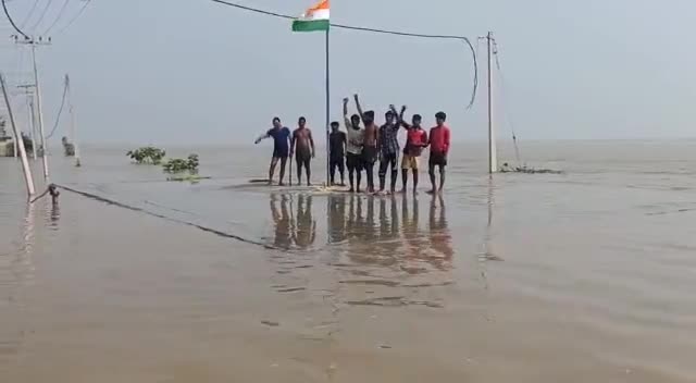 मुंगेर जिला मे बाढ़ के विपरीत स्तिथि में अभाविप मुंगेर के कार्यकर्ता कल्याणपुर में झंडोत्तोलन करते हुए
#EkGaonEkTiranga