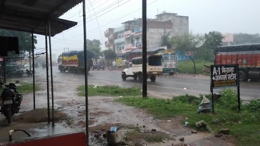 एकाएक मौसम में हुआ बदलाव गरज चमक के साथ तेज बारिश शुरू कई जगह बिजली भी गिरी
#monsoon
#lightning
#rain