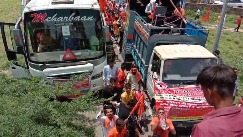 सुबह का समय था अभी हरियाणा से कुछ जिले के बजरंगी ही  मेवात नलहड़ मन्दिर पहुचे थे तो ये नजारा बन गया , जय श्रीराम #मेवात