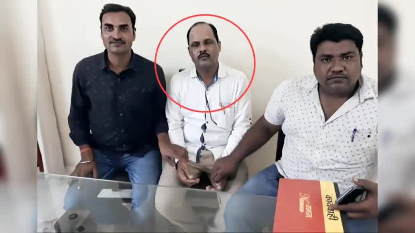शहडोल लोकायुक्त ने पंचायत सचिव को रिश्वत लेते हुए रंगे हाथों दबोचा
#shahdol #shahdolnews #bribe #corruption #congress