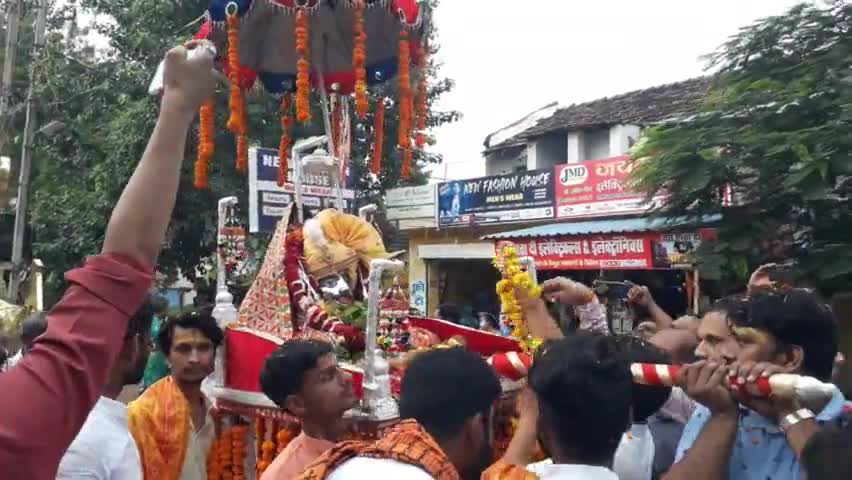 पिपरिया: #पिपरिया सावन के सोमवार को बाबा महाकाल की शाही सवारी पूरे शहर में भ्रमण पर निकली किया पूजनकर स्वागत जय माता दी समिति ने