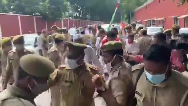 पुलिस के दम पर अपनी नाकामी छुपा नहीं पाओगे।
गरीब विरोधी भाजपा सरकार को आईना दिखाने के लिए जनता तैयार बैठी है
#upcongress