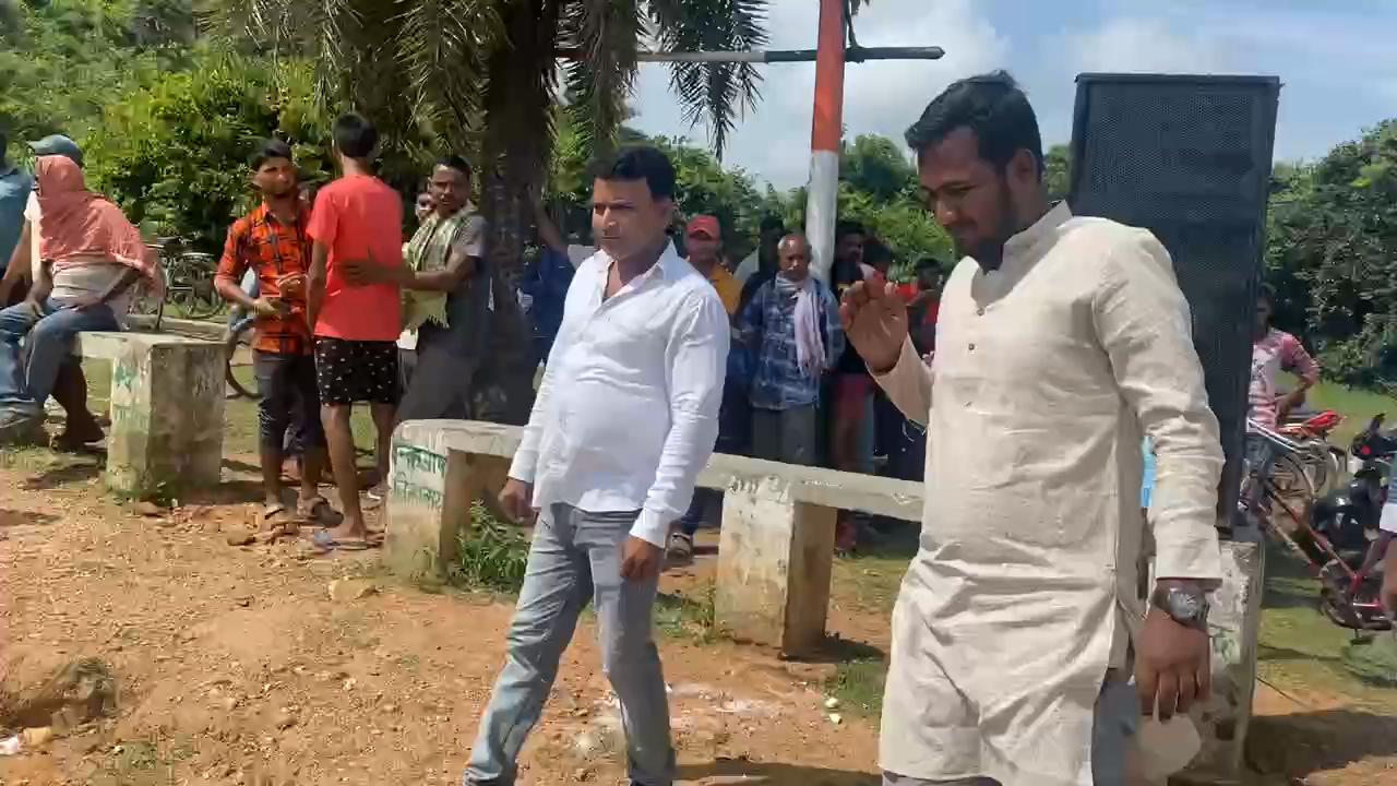 राता पंचायत के धनकुडिया मैदान पर भिविन्न खेलो के प्रतियोगिता का उद्घाटन करते हुए।

 #जिपसदस्य #ज़िलापार्षद #फुल्लीडुमरदक्षिणी #राजेंद्रयादव #शरदयादव #पंचायतचुनाव