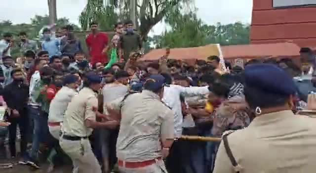 भोपाल मे मध्यप्रदेश सरकार ने बेरोजगार युवाओं पर किया लाठीचार्ज #localnazariya #mpnews #mpbjp #shivrajsingh