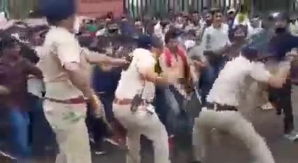कब तक रोजगारके नाम पर लाठियां खाती रहेगी #मोदी_रोजगार_दो