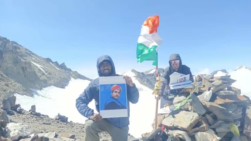 मुस्लिम समाज के पर्वतारोही  #समाज सेवी  #रिहान अली ने सहारनपुर का नाम किया रोशन ।
15 #अगस्त 2021 को 17500 फिर पर झन्डा