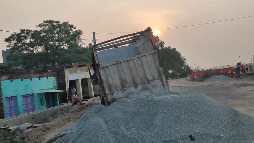 रिश्वतखोर प्रशासन की पोल खोलती यह तस्वीर﻿#अंडर लोडिंग