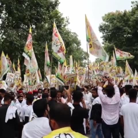 जिनके दिल मे जज़्बा है टकराने का
उनको कैसे रोक सकोगे,
पानी की बौछारों से...
#SansadGherao