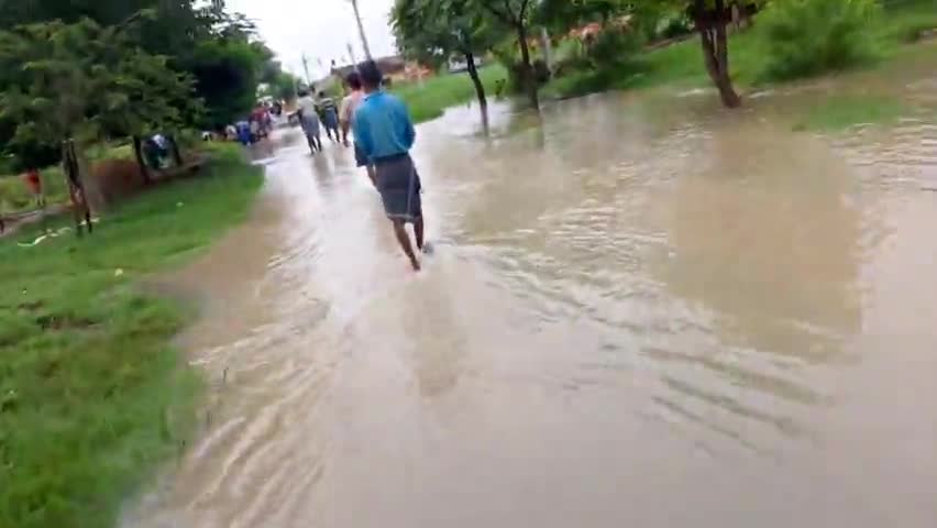 कुटुंबा: pani hone#ke karn kajhpa me badh jaisi halt ho jati hai aur aane jane wale ko dikat hai gadi bhi palat ja rhi hai rod kh