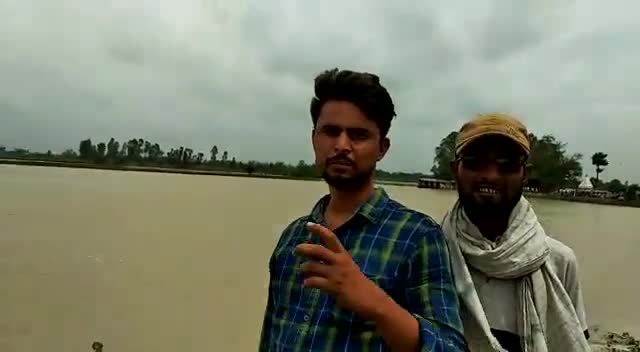 परिहार: #बेला  थाना क्षेत्र के लहुरिया बंसवरिया गांव में बुधवार की सुबह धान की रोपनी करने जा रहा मोहम्मद तसलीम