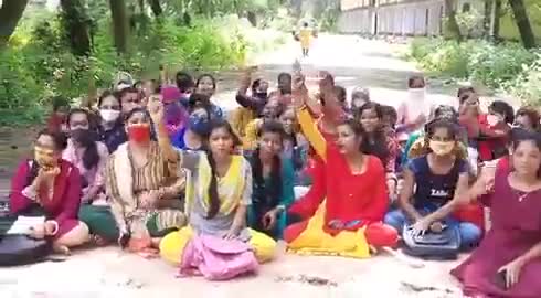 गोड्डा में होम सेंटर की मांग को लेकर महिला कॉलेज की छात्राओं ने सड़क पर बैठक कर किया हंगामा...

#ForwardBulletin
