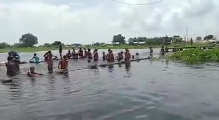 #बिहार में #बाढ़ से #जनता #लाचार #रोटी के लिए #बेबस जनता #नेता #हेलीकॉप्टर में #पैसे #लगा कर #तमसा #देख #रहे #है