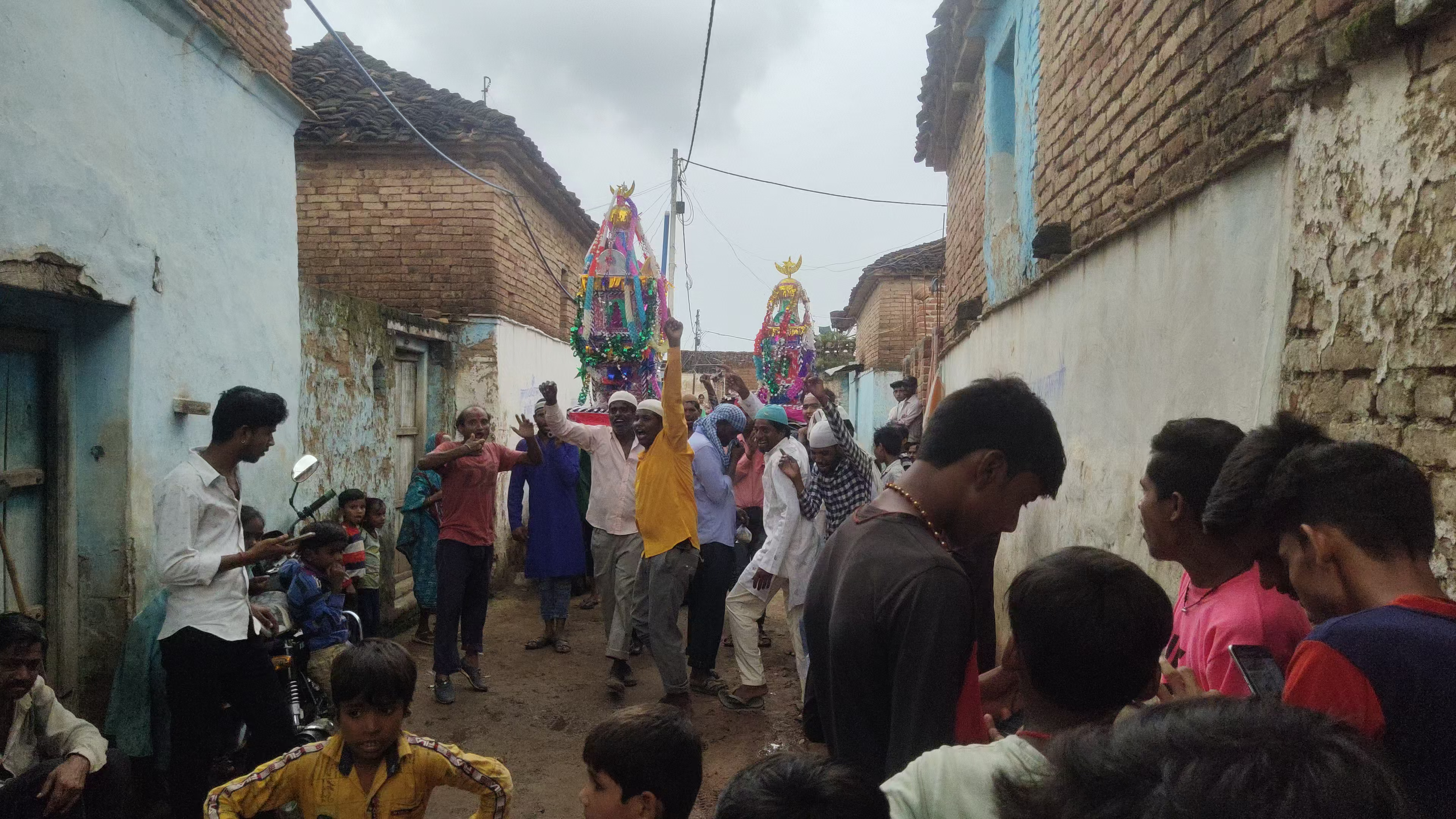 मुस्लिम भाइयो के मातमी पर्व मुहर्रम पर ग्राम कैथोरा में शांतिपूर्वक निकले ताजिया 
कौमी एकता की मिशाल मिली देखने 
#tajiya