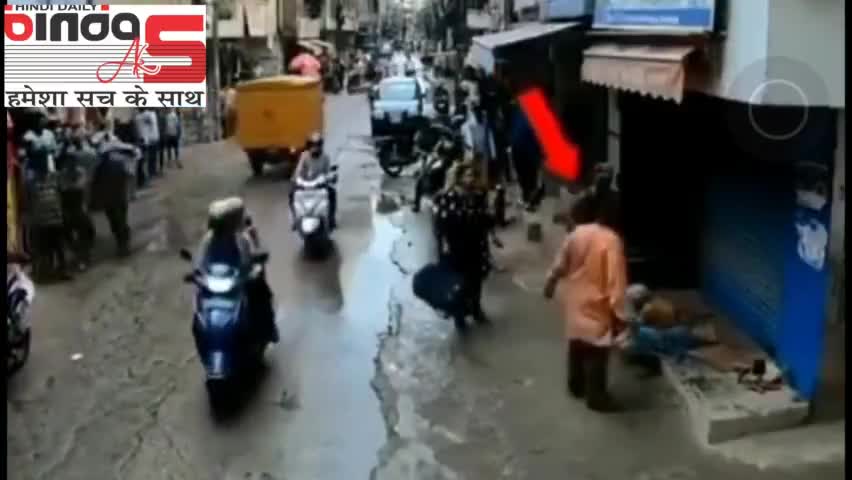 आर्मी वाले ने की बूढ़ी महिला की मदद 
#bindasaks #army #indianarmy