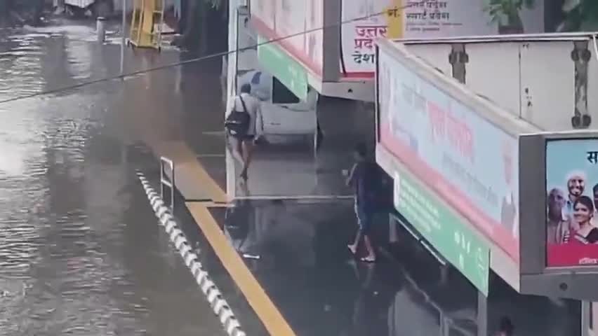 #DelhiRains डायरी

ITO पर दोनों ओर एक से डेढ़ फीट तक पानी भरा, लंबा ट्रैफिक जाम लगा, दफ्तरों भी घुसा पानी #दिल्ली #बारिश