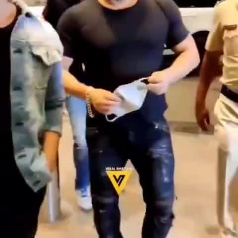 CISF के जवान ने सलमान खान को एयरपोर्ट सिक्योर्टी चेक पर लाइन में खड़े होने को कहा।
#सलमान
#cisf