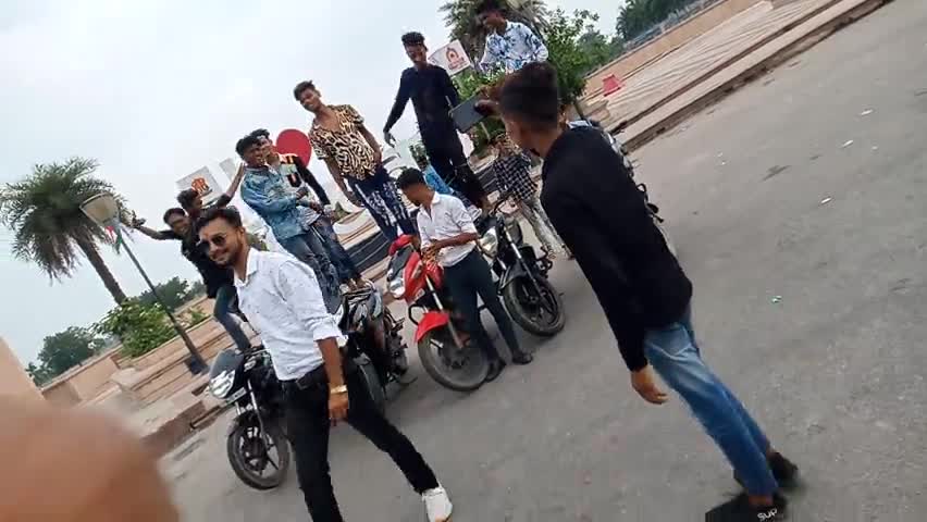 #खुलेआम सड़कों पर स्टंट दिखाते हुए नजर आए कुछ लड़के#यह मामला 1090 चौराहे का है#ऐसा खुलेआम हंगामा करना गलत है
