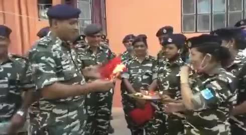 बिहार में एसएसबी के जवानों ने पूरे उत्साह के साथ #रक्षाबंधन का त्योहार मनाया ...

#SSB
#ForwardBulletin
#रक्षाबंधन