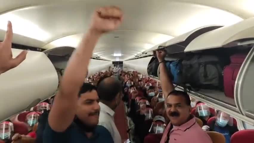 काबुल से निकाले गए 87 भारतीय दिल्ली पहुंचे, फ्लाइट के अंदर लगे भारत माता की जय के नारे
 #Kabul #Taliban #