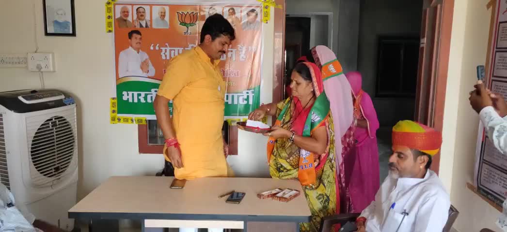 भाजपा महिला मोर्चा आहोर की बहिनों व युवा मोर्चा कार्यकर्ताओं के साथ आहोर विधायक कार्यालय में मनाया रक्षाबंधन।
#ahore
